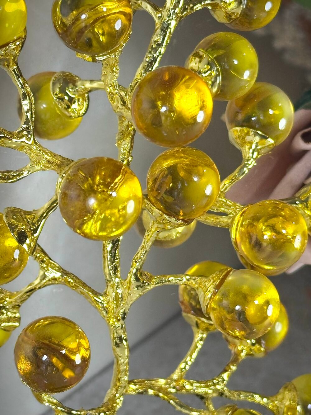 Arbre Décoratif en Métal Doré avec Boules en Verre Jaune – Sculpture Élégante pour Intérieur Moderne