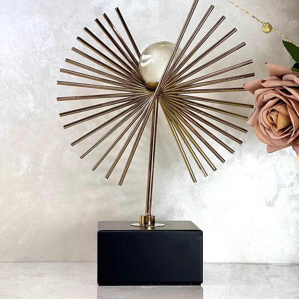 Statue Métallique Noire et Dorée avec Boule de Cristal – Élégance Moderne pour Décoration Intérieure