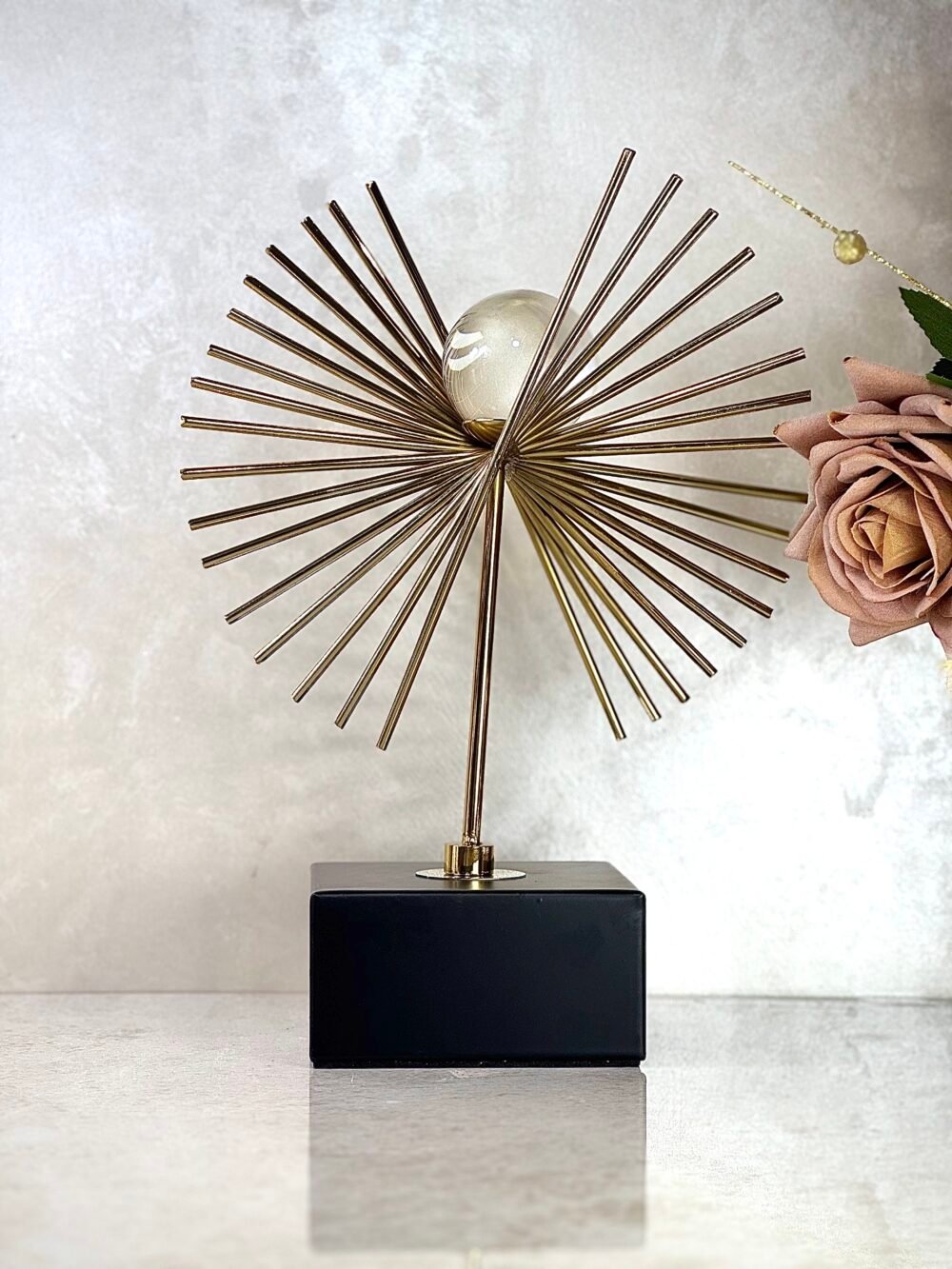 Statue Métallique Noire et Dorée avec Boule de Cristal – Élégance Moderne pour Décoration Intérieure