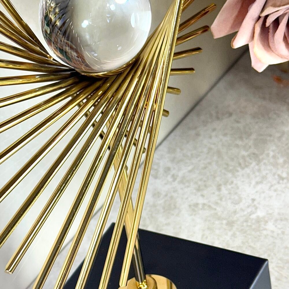 Statue Métallique Noire et Dorée avec Boule de Cristal – Élégance Moderne pour Décoration Intérieure