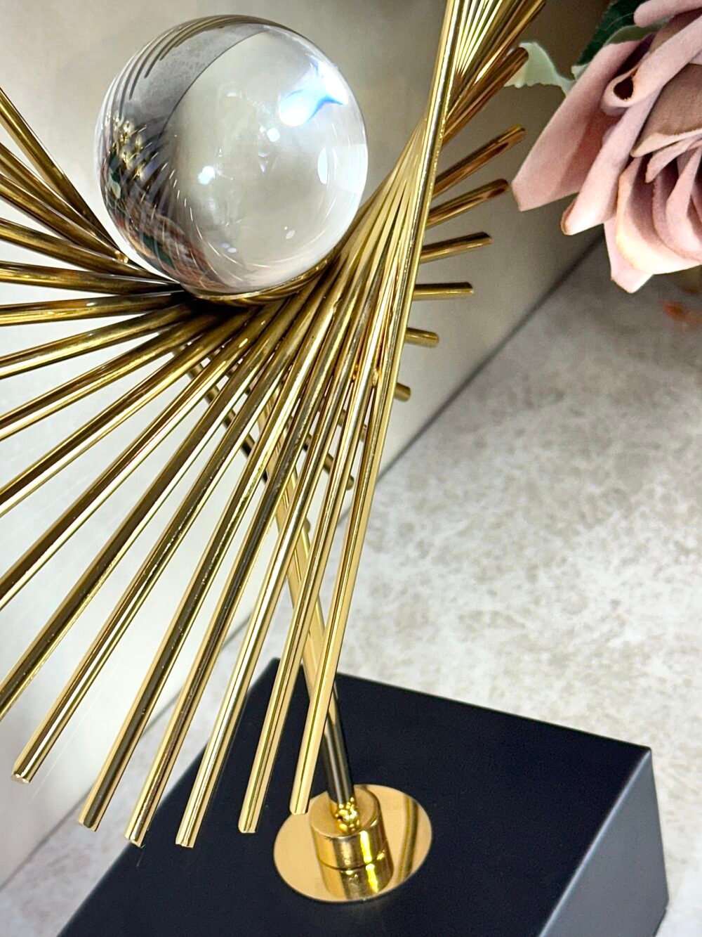 Statue Métallique Noire et Dorée avec Boule de Cristal – Élégance Moderne pour Décoration Intérieure