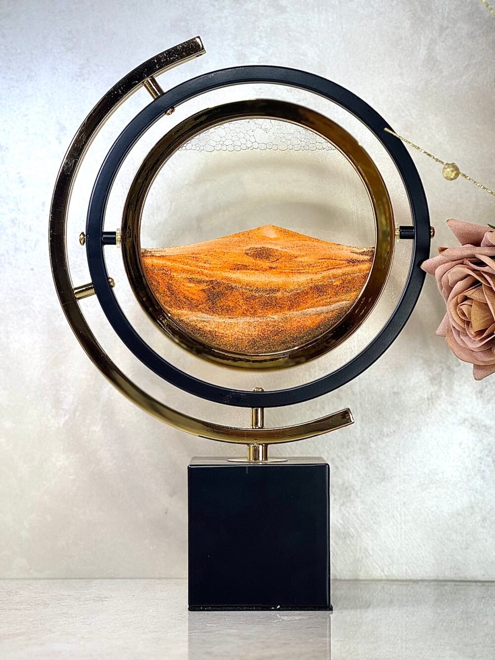 Statue Décorative Blanche et Dorée avec Sable Orange Tombant – Effet Unique d'Eau, Pièce Artistique Moderne