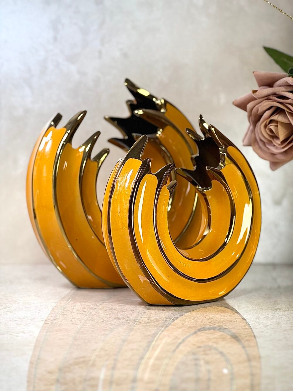 Ensemble de 2 Vases Décoratifs en Forme de Cercle Brisé – Orange et Doré, Design Unique et Moderne