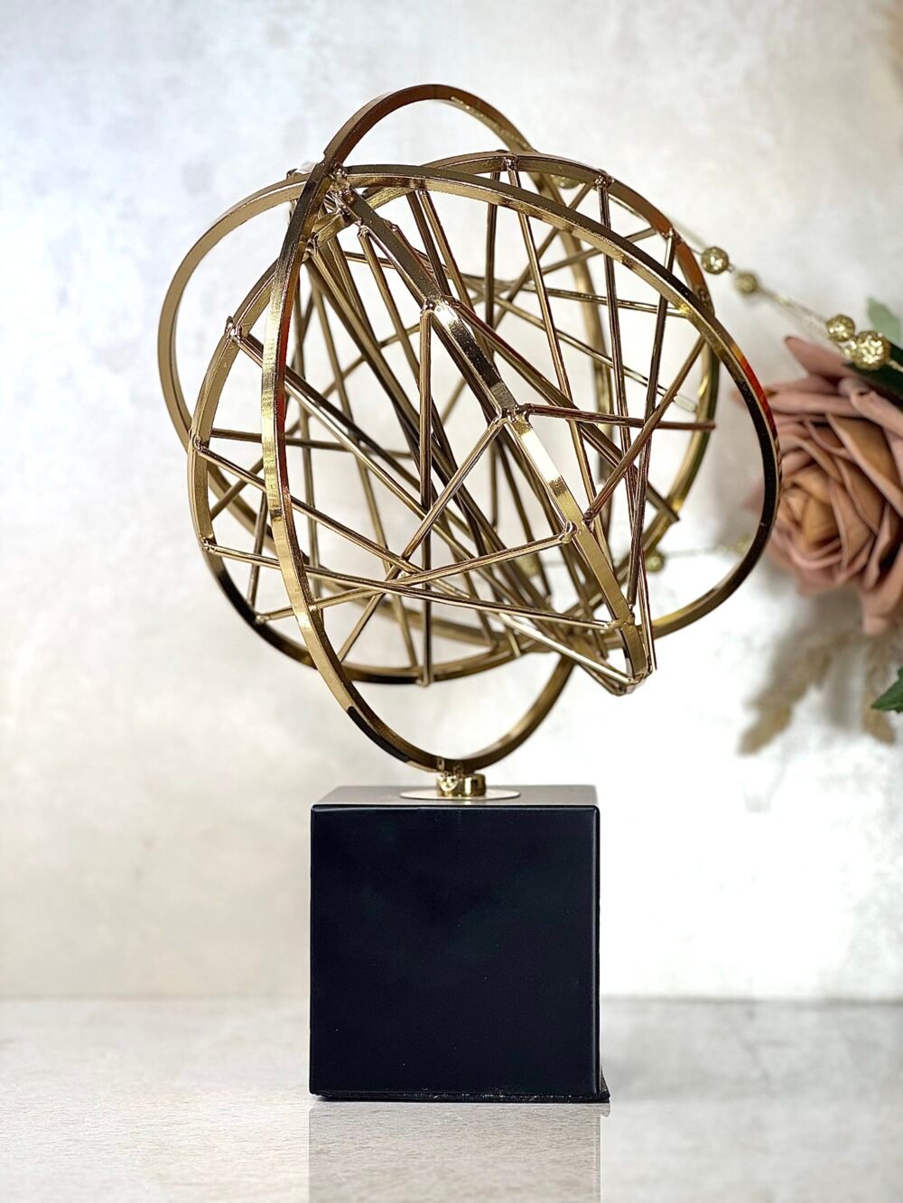 Statue Métallique Noire et Dorée – Globe Atome Design Moderne et Élégant