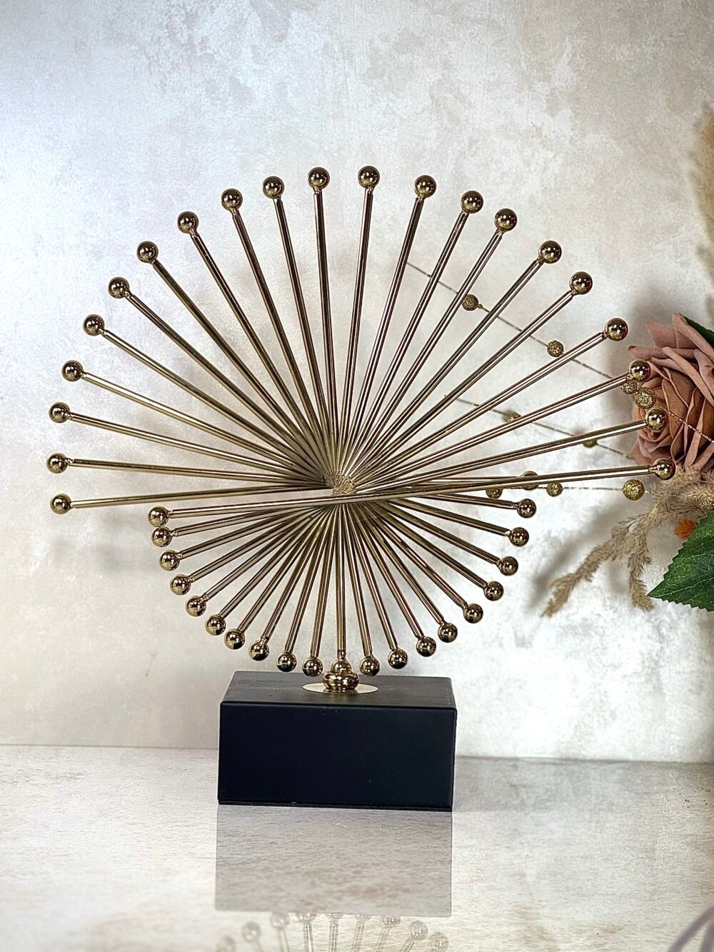 Statue Métallique Noire et Dorée – Forme Queue de Paon, Design Élégant et Moderne