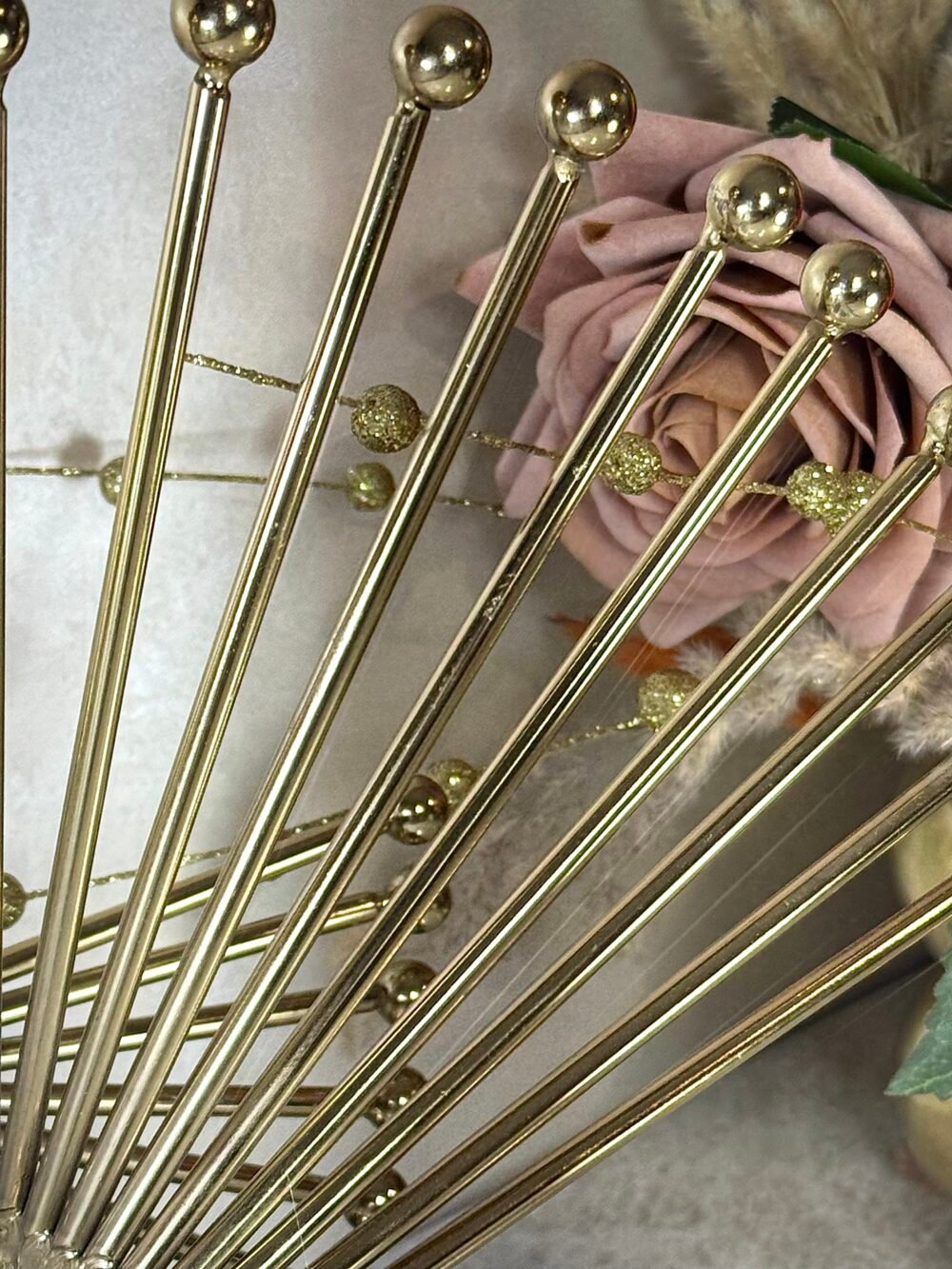 Statue Métallique Noire et Dorée – Forme Queue de Paon, Design Élégant et Moderne