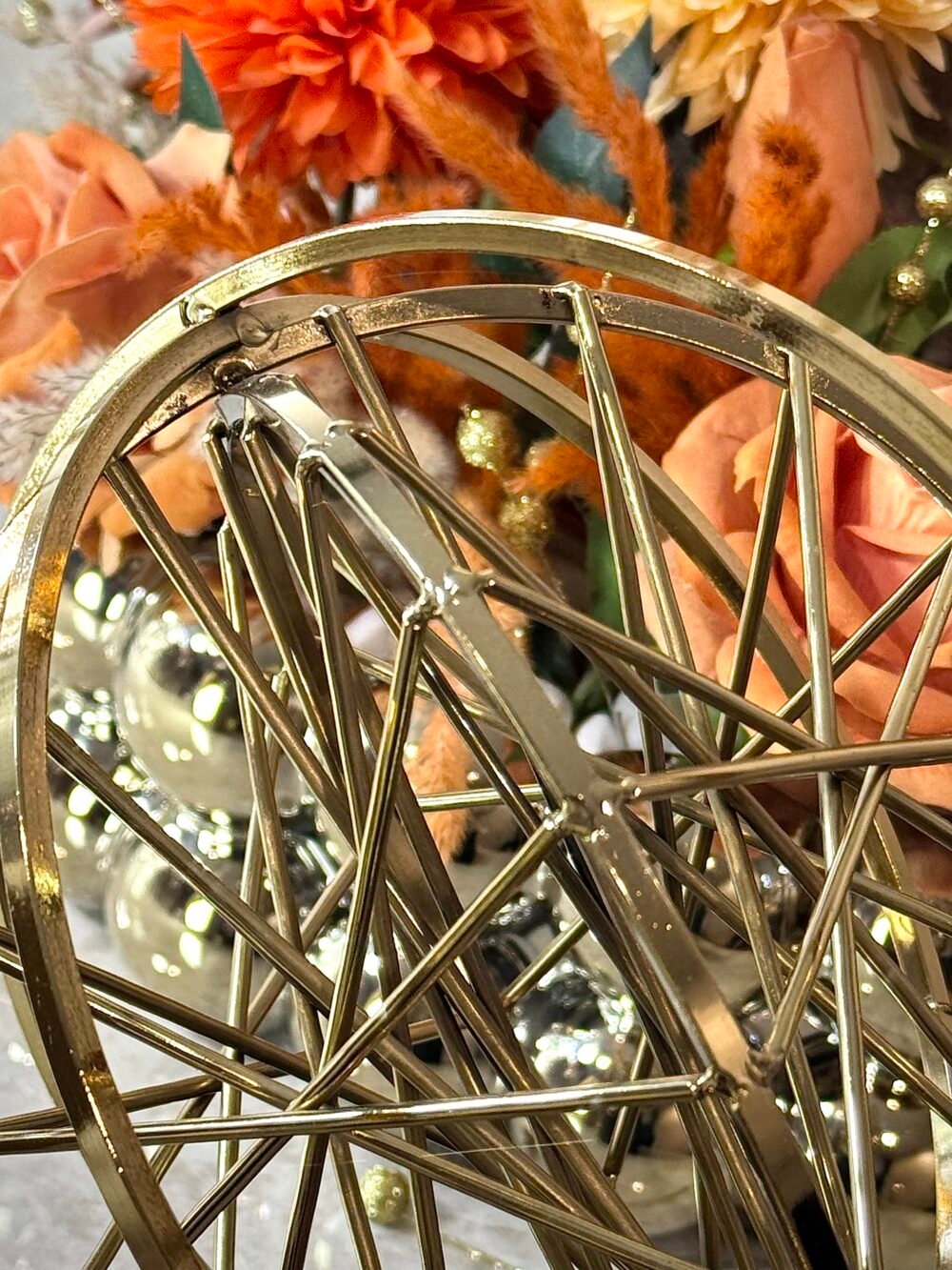 Statue Métallique Noire et Dorée – Globe Atome Design Moderne et Élégant