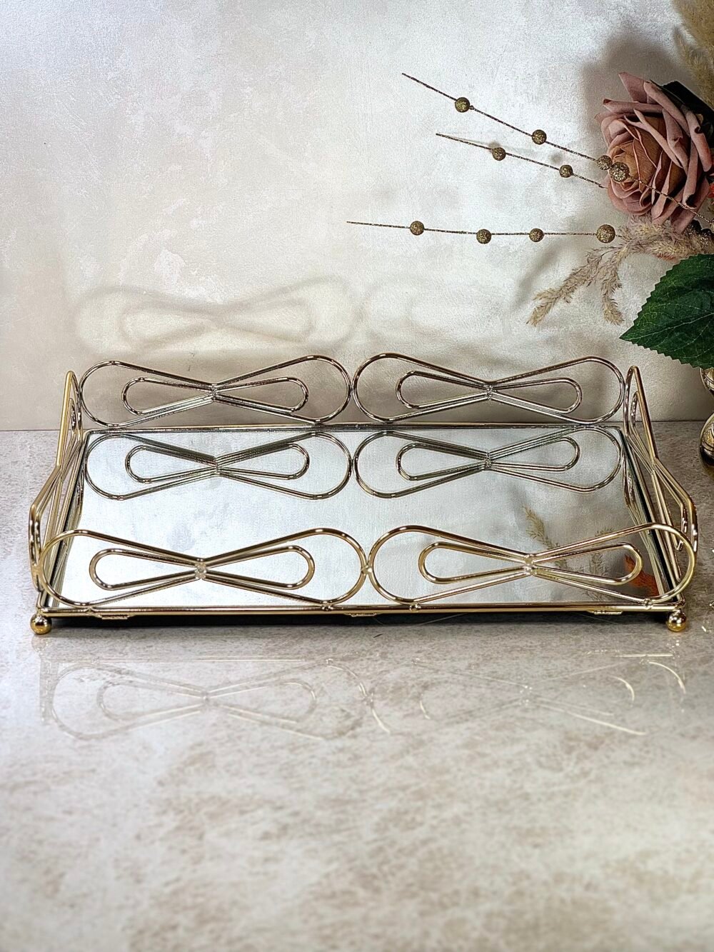 Plateau Miroir Doré avec Décor en Forme de Ruban – Élégance Classique et Raffinée