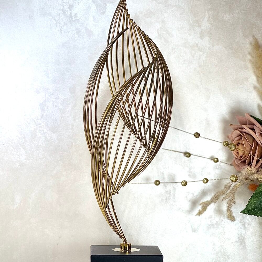 Statue Métallique Noire et Dorée – Tempête Élégante au Design Abstrait