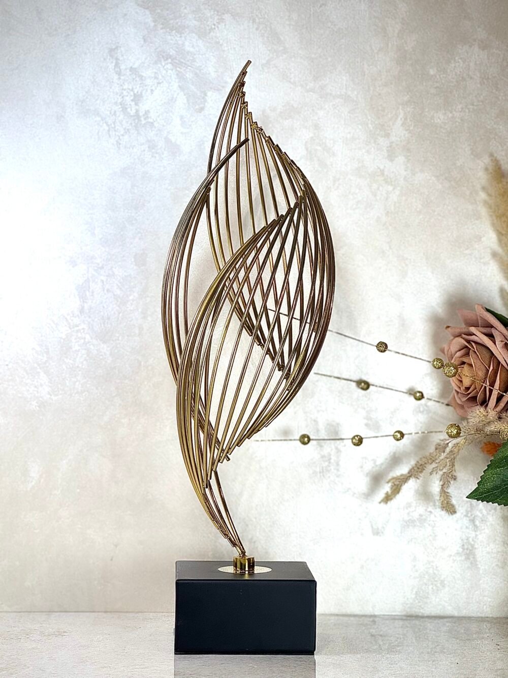 Statue Métallique Noire et Dorée – Tempête Élégante au Design Abstrait