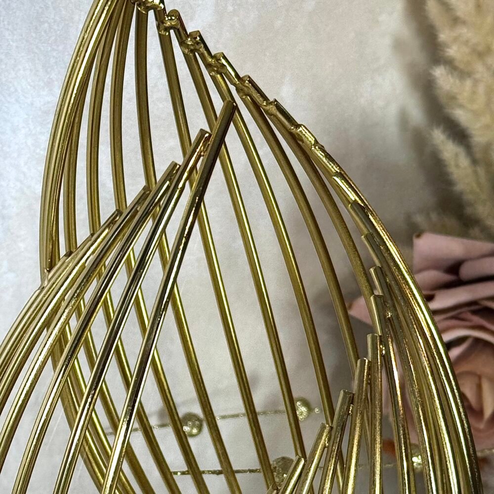 Statue Métallique Noire et Dorée – Tempête Élégante au Design Abstrait