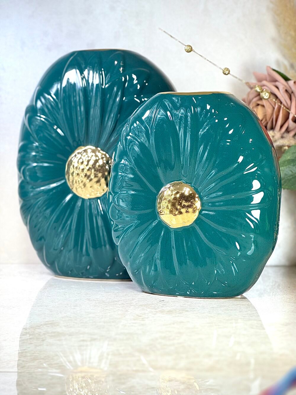 Ensemble de 2 Vases Ovales Vert et Doré en Forme de Fleur – Design Élégant