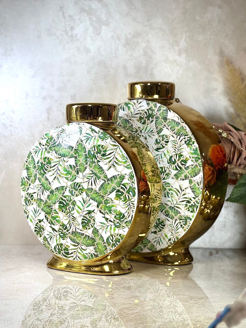 Ensemble de 2 Bouteilles Décoratives Rondes Blanches, Vertes et Dorées – Motif Feuilles Élégant