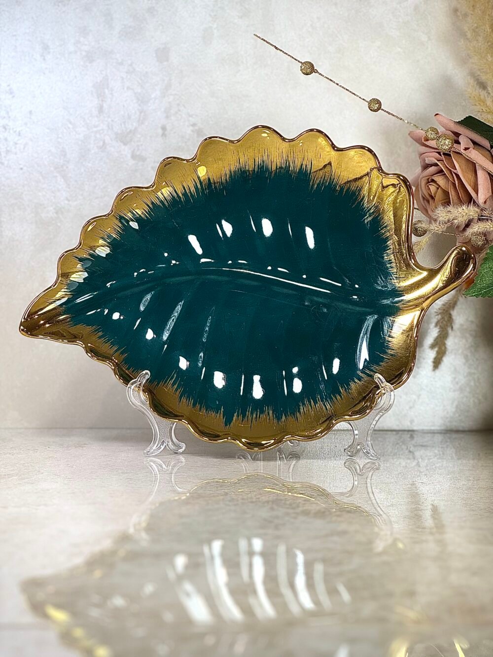 Assiette Décorative Verte et Dorée – Motif de Feuilles Élégant, Disponible en 2 Tailles