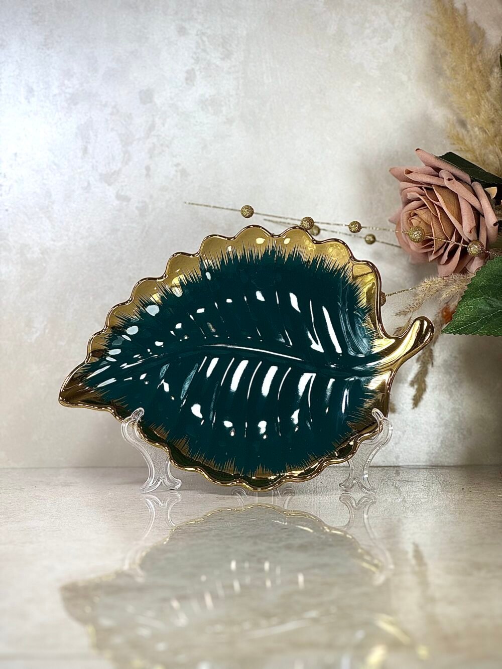 Assiette Décorative Verte et Dorée – Motif de Feuilles Élégant, Disponible en 2 Tailles