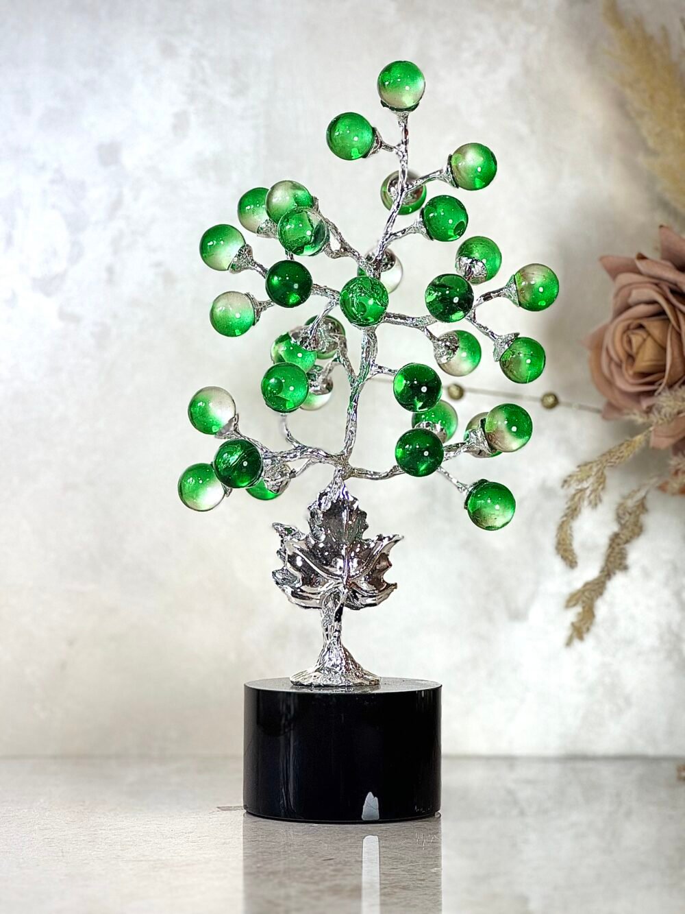 Arbre Décoratif en Métal Doré avec Boules en Verre Vert – Sculpture Élégante pour Intérieur Moderne