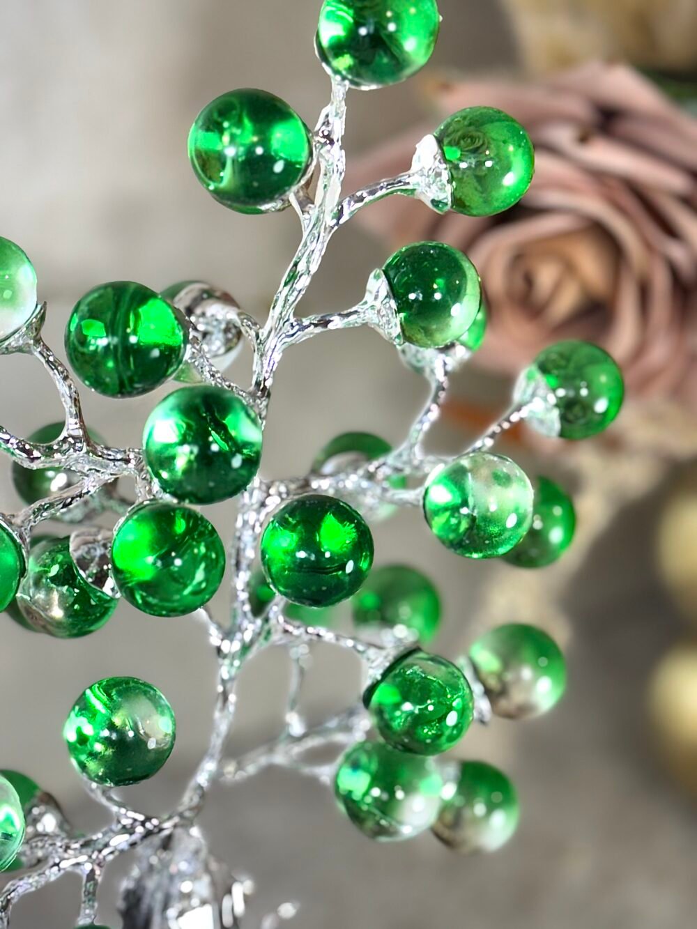 Arbre Décoratif en Métal Doré avec Boules en Verre Vert – Sculpture Élégante pour Intérieur Moderne