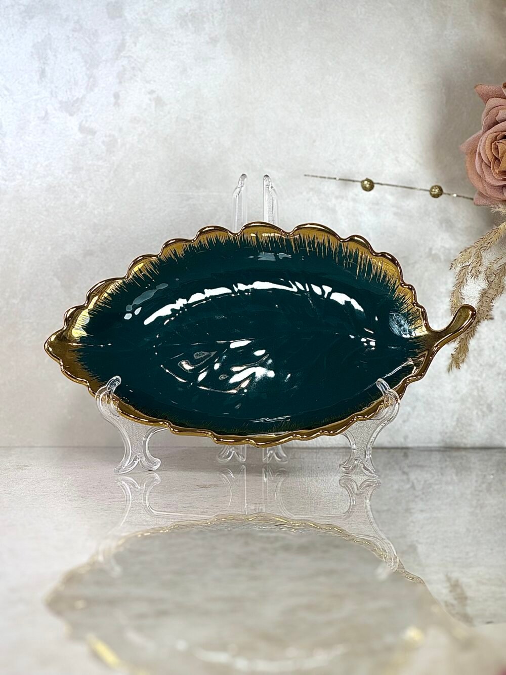 Assiette Décorative en Forme de Feuille – Vert et Doré, Design Élégant et Fluide