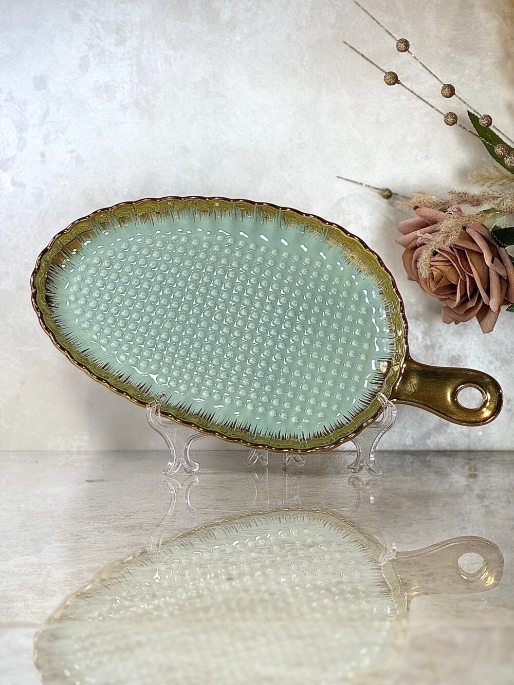 Assiette de Présentation Texturée en Forme de Pelle – Vert Clair et Doré Élégant