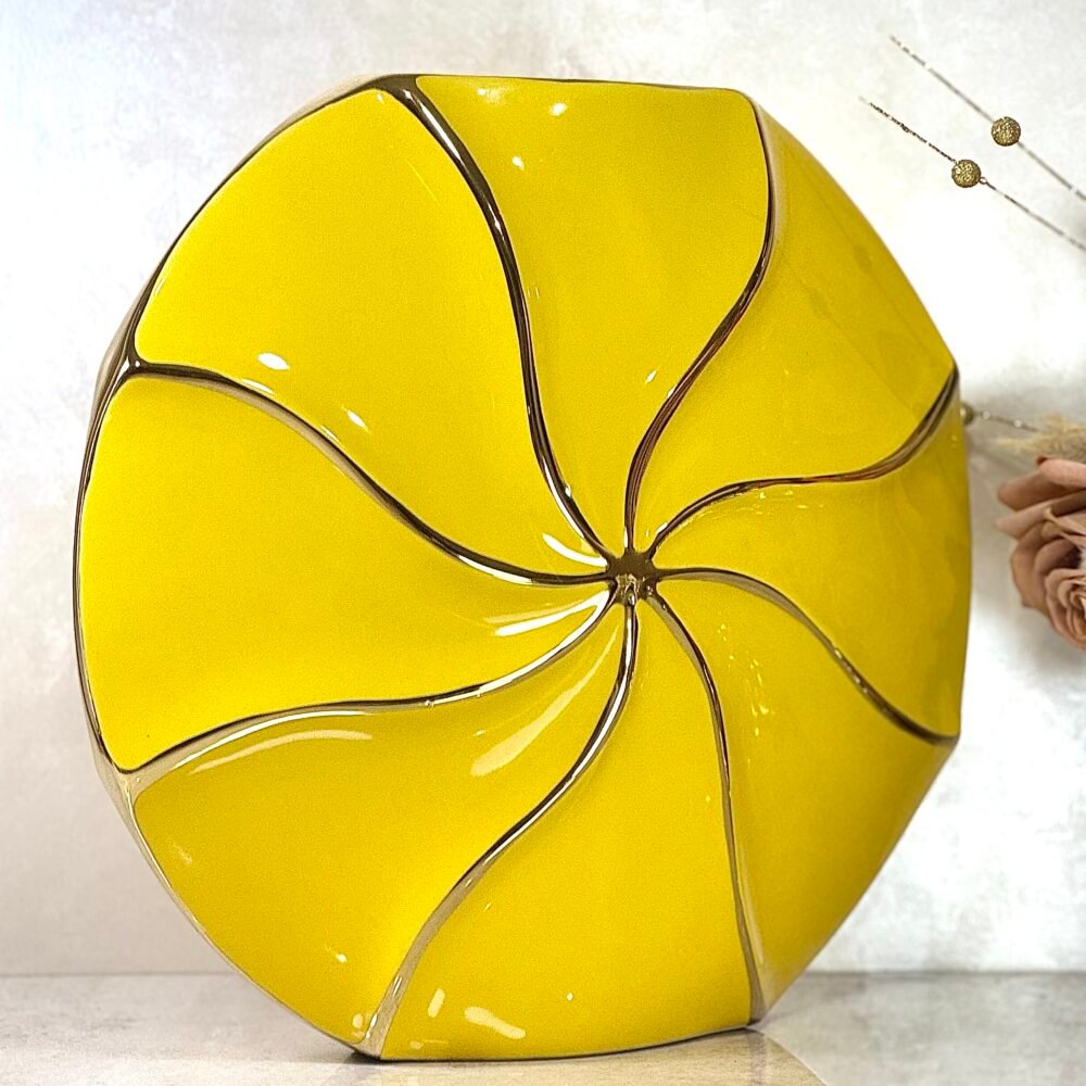 Vase Rond Jaune et Doré avec Motif Rayons de Soleil – Élégance Graphique et Moderne