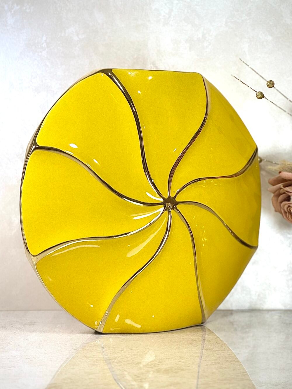 Vase Rond Jaune et Doré avec Motif Rayons de Soleil – Élégance Graphique et Moderne