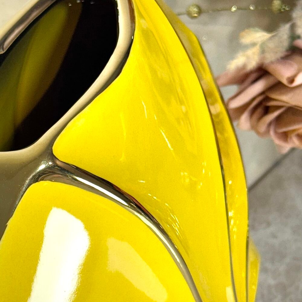 Vase Rond Jaune et Doré avec Motif Rayons de Soleil – Élégance Graphique et Moderne