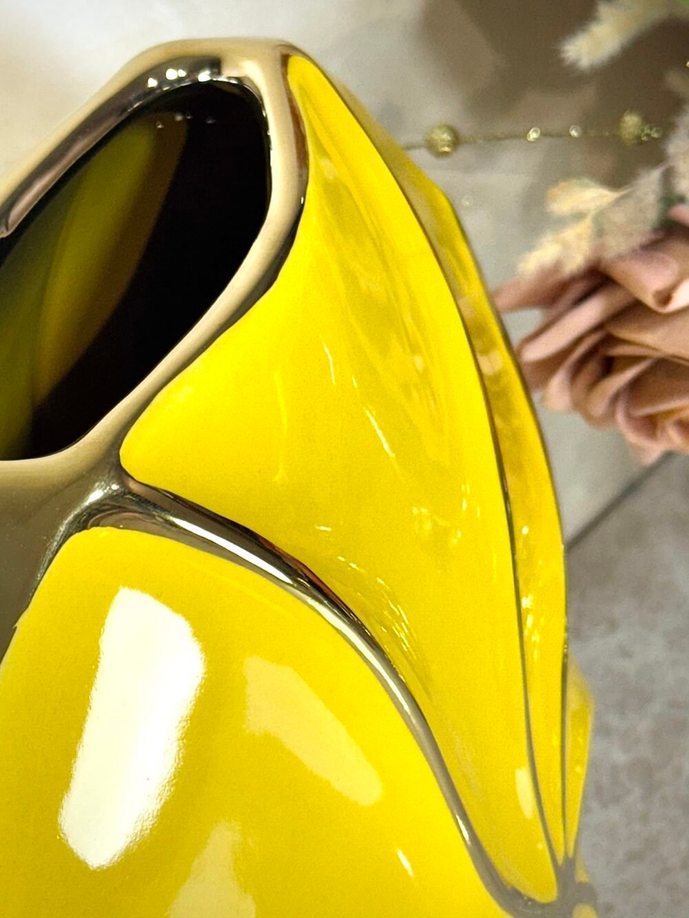 Vase Rond Jaune et Doré avec Motif Rayons de Soleil – Élégance Graphique et Moderne