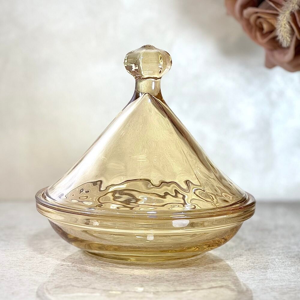Petit Tajine Présentatif en Verre Ambré – Charme Traditionnel et Élégance Moderne