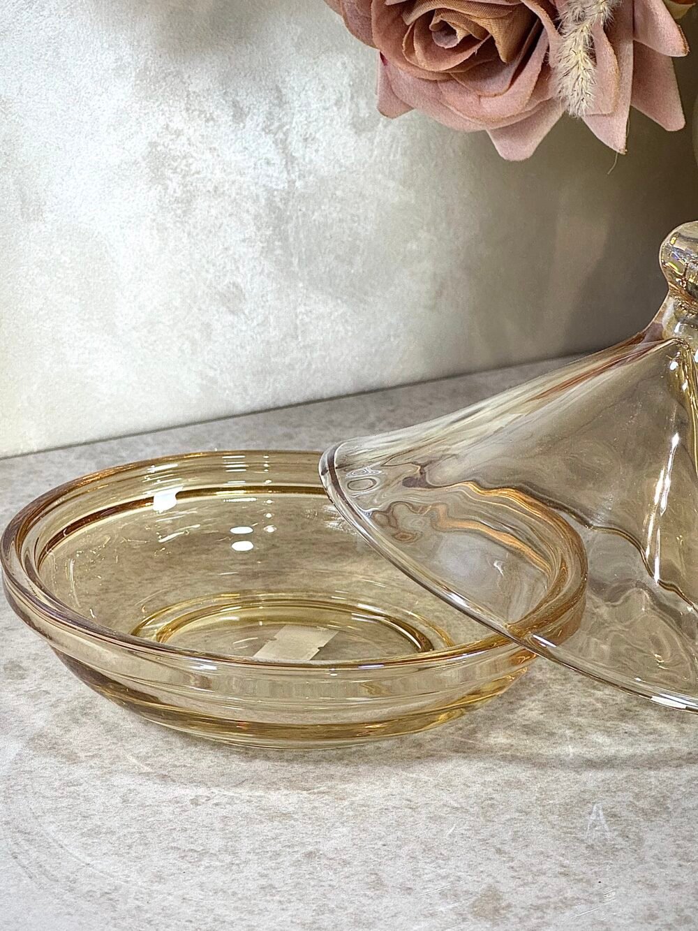 Petit Tajine Présentatif en Verre Ambré – Charme Traditionnel et Élégance Moderne