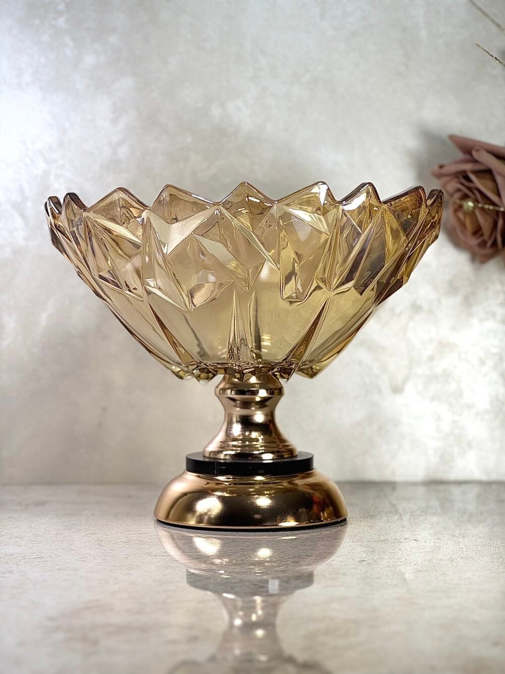 Bol Texturé en Verre Ambré avec Support Noir et Doré – Charme Luxueux et Présentation Distinctive