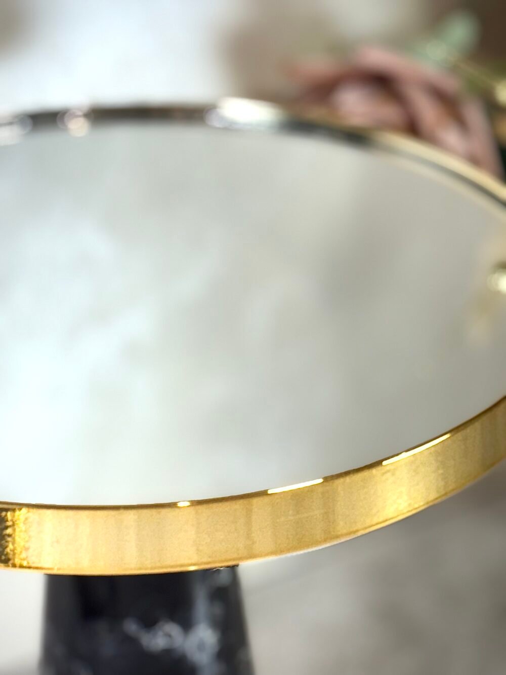 Présentoir Miroir Élevé Noir et Doré – Élégance Luxueuse et Reflets Sophistiqués