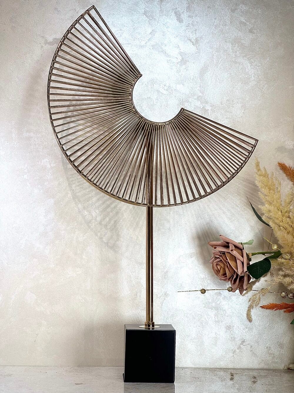 Statue Décorative Demi-Lune sur Pied – Design Moderne Noir & Doré, Élégance Sculpturale et Contemporaine