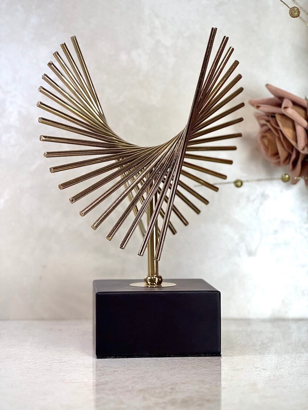 Statue Ailes d’Ange sur Pied – Finition Noir & Doré, Design Élancé et Élégance Spirituelle