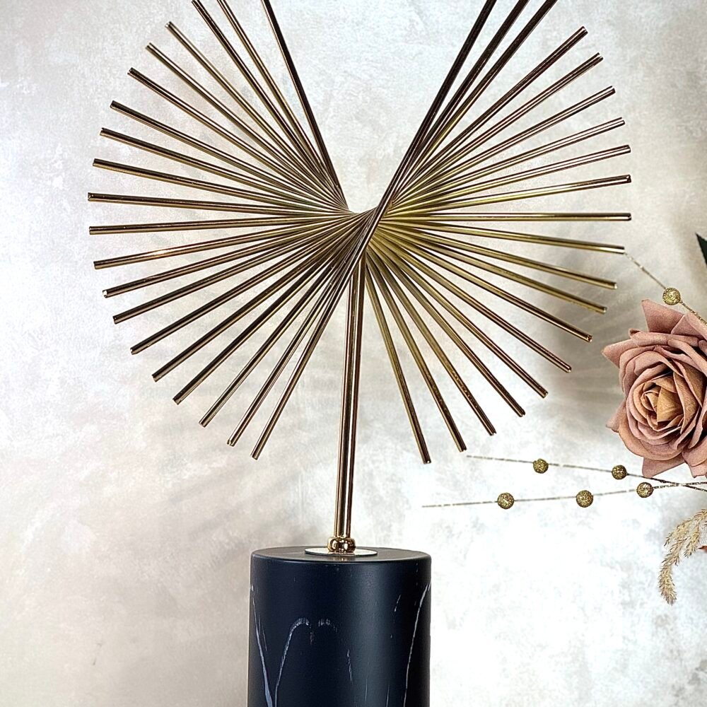 Statue Ailes de Papillon sur Socle Cylindrique – Noir & Doré, Élégance Aérienne et Design Contemporain