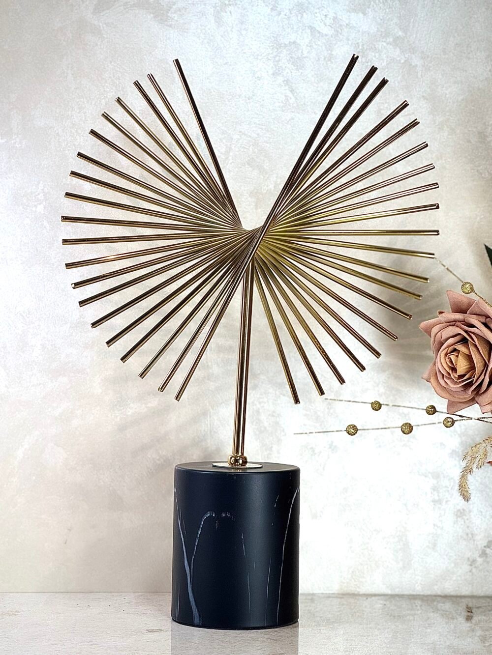 Statue Ailes de Papillon sur Socle Cylindrique – Noir & Doré, Élégance Aérienne et Design Contemporain