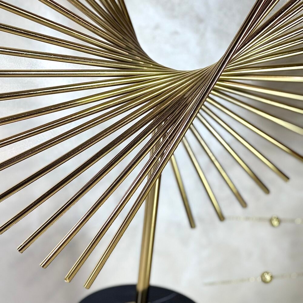 Statue Ailes de Papillon sur Socle Cylindrique – Noir & Doré, Élégance Aérienne et Design Contemporain