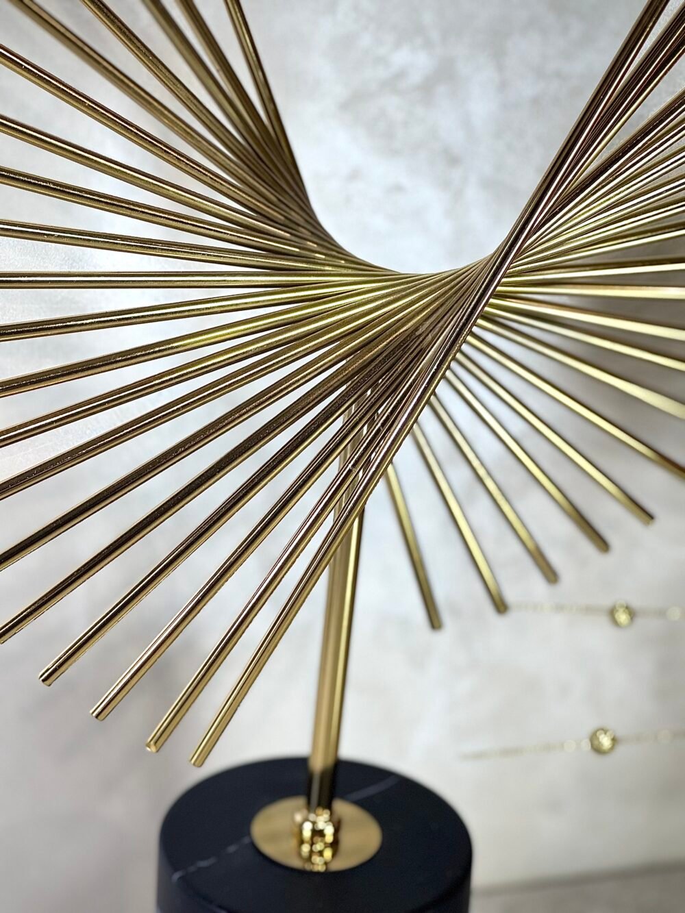 Statue Ailes de Papillon sur Socle Cylindrique – Noir & Doré, Élégance Aérienne et Design Contemporain