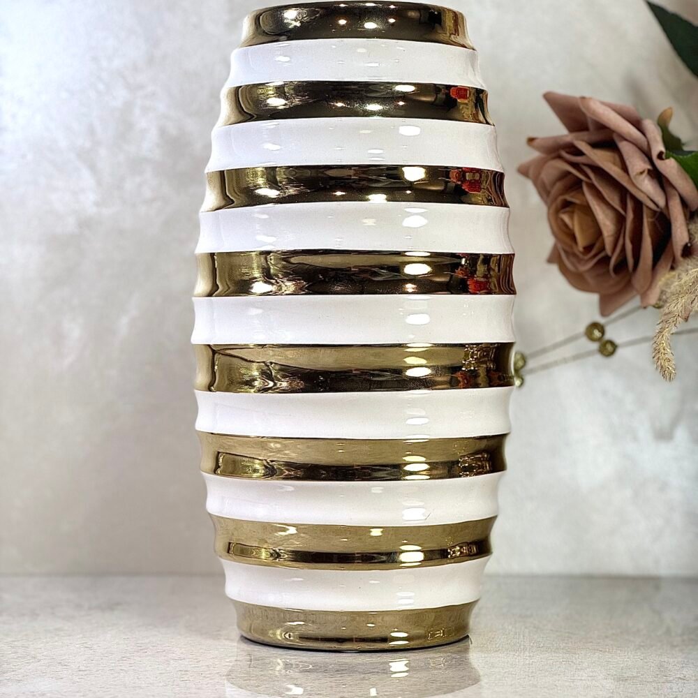 IMG_2080 Vase Décoratif Ovale – Blanc & Doré, Élégance Moderne et Forme Contemporaine