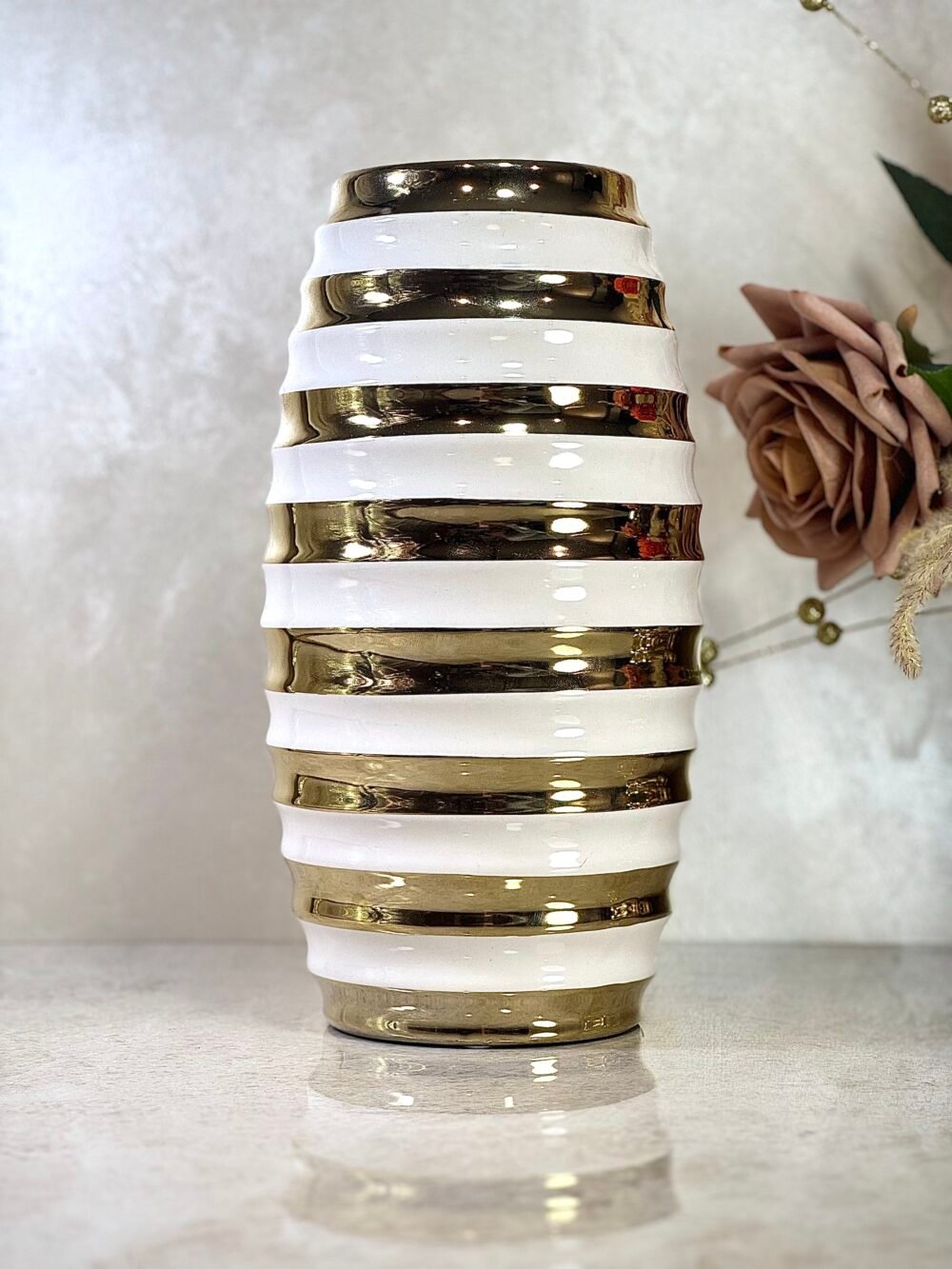 Vase Décoratif Ovale – Blanc & Doré, Élégance Moderne et Forme Contemporaine