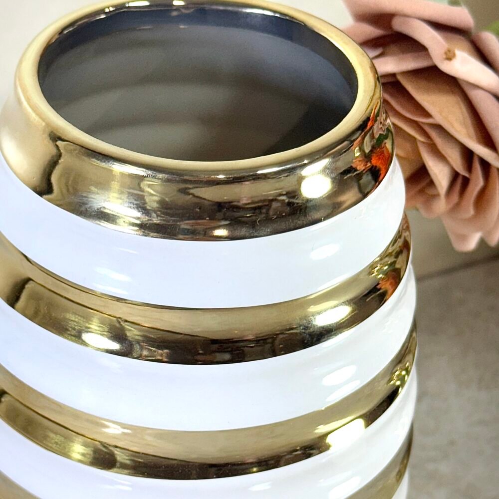 IMG_2081 Vase Décoratif Ovale – Blanc & Doré, Élégance Moderne et Forme Contemporaine