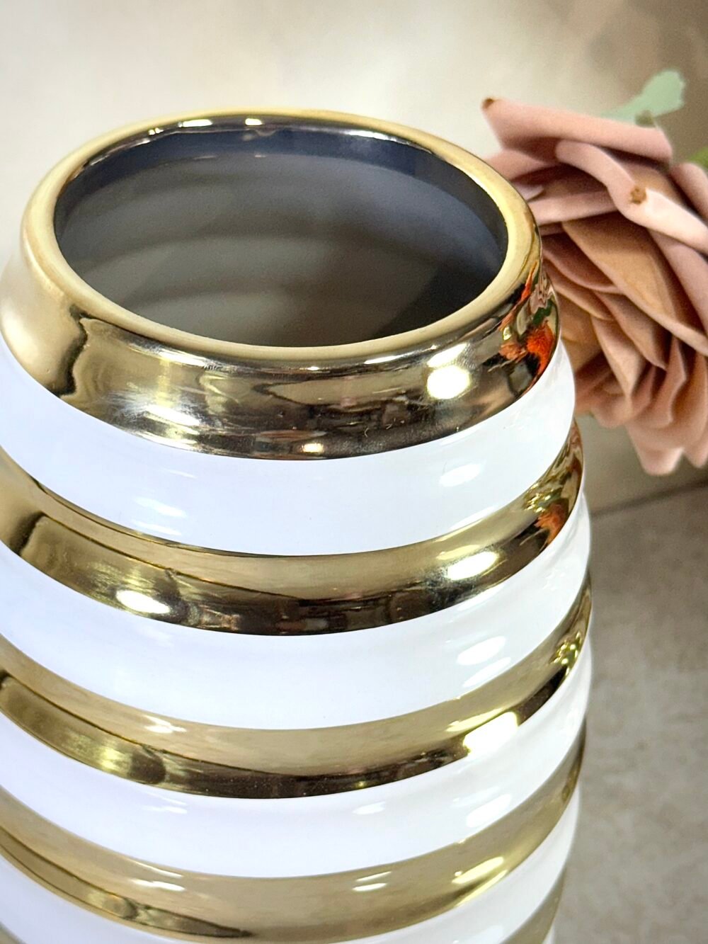 IMG_2081 Vase Décoratif Ovale – Blanc & Doré, Élégance Moderne et Forme Contemporaine