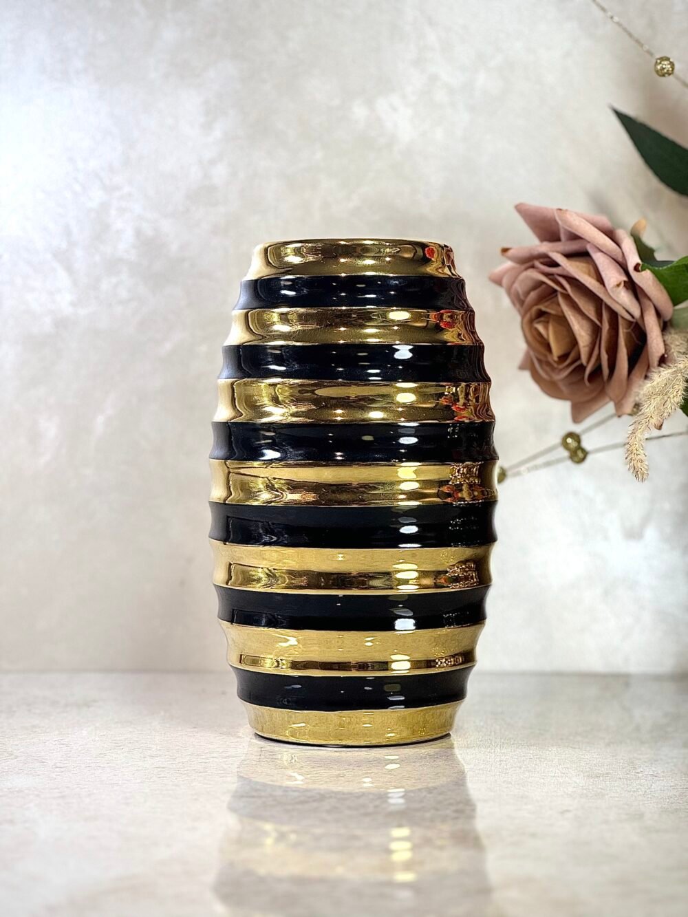 Vase Décoratif Ovale – Noir & Doré, Taille Moyenne, Élégance Moderne et Design Contemporain