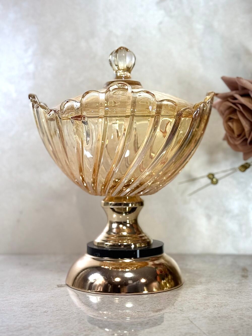 Bonbonnière Texturée en Verre Ambré avec Support Noir et Doré – Charme Luxueux et Présentation Distinctive
