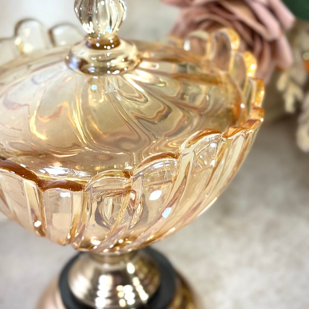Bonbonnière Texturée en Verre Ambré avec Support Noir et Doré – Charme Luxueux et Présentation Distinctive
