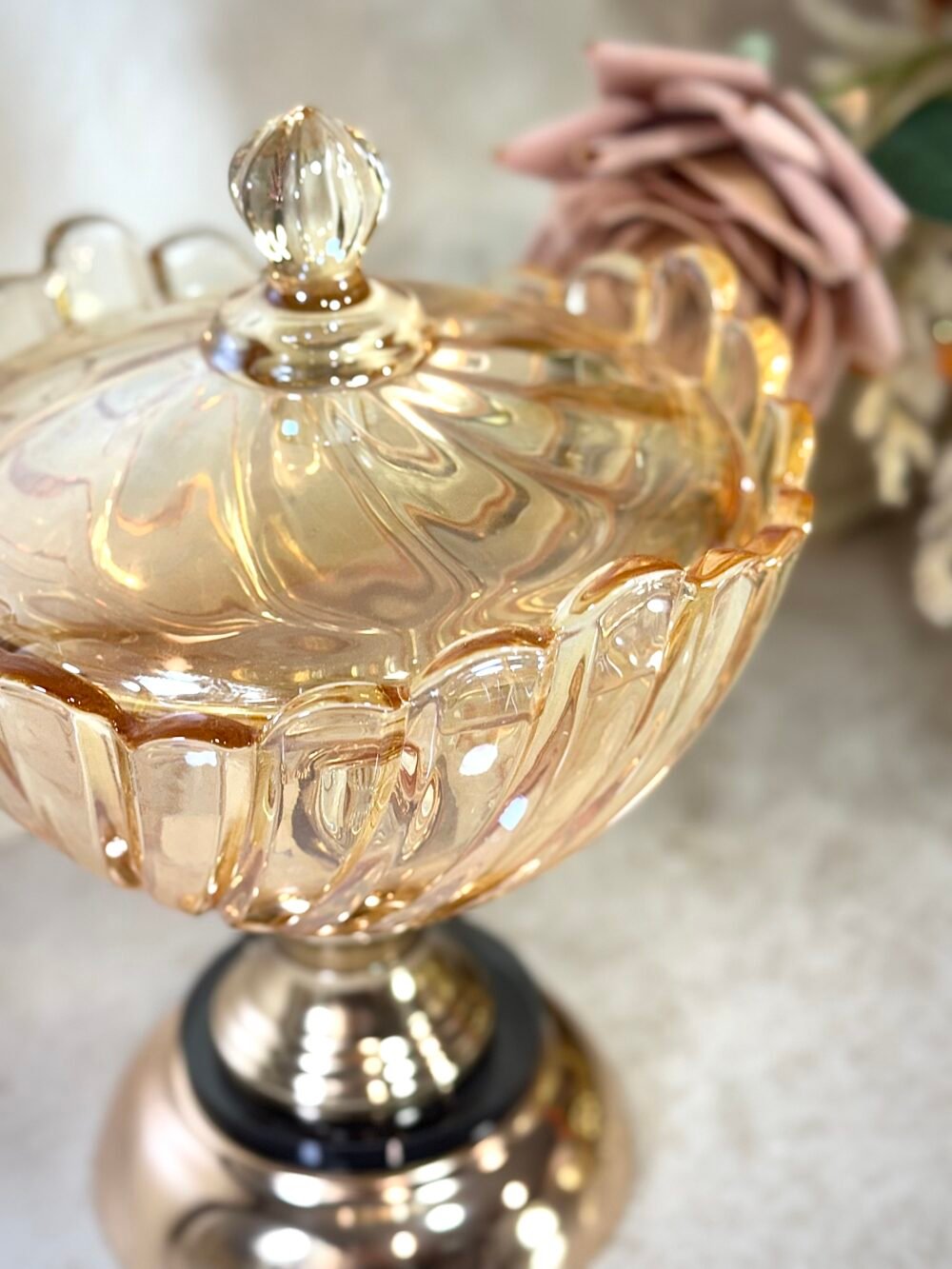 Bonbonnière Texturée en Verre Ambré avec Support Noir et Doré – Charme Luxueux et Présentation Distinctive