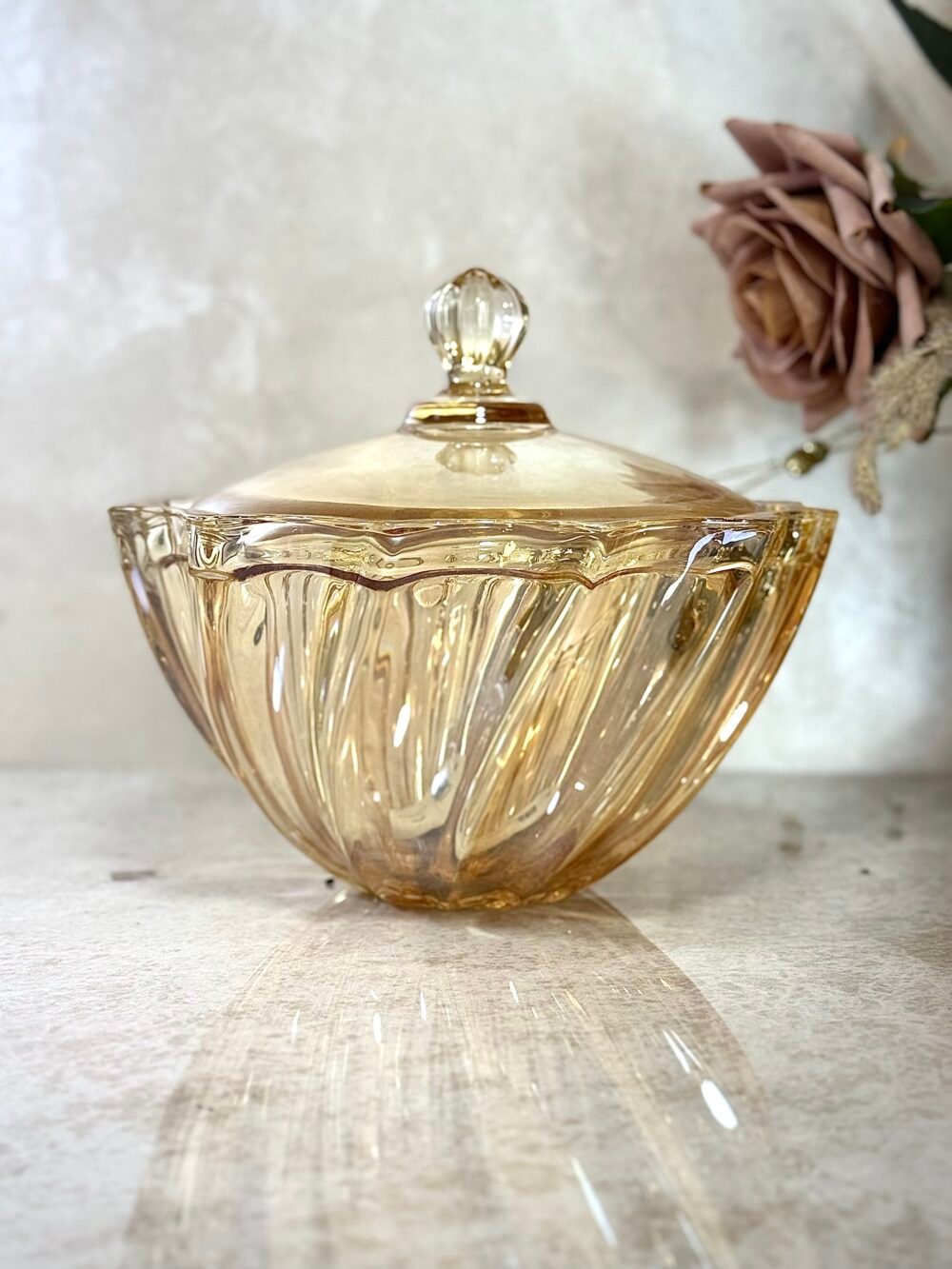 Bonbonnière Texturée en Verre Ambré – Charme Luxueux et Présentation Distinctive