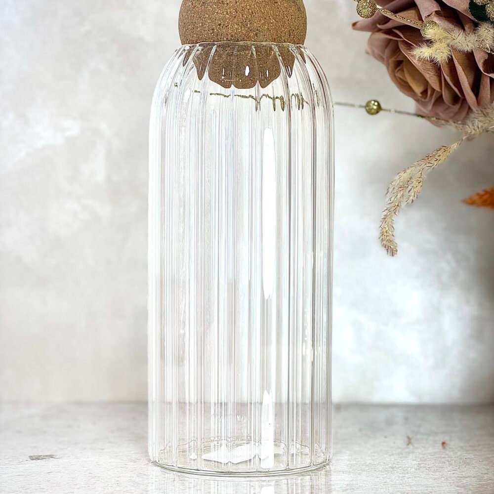 Carafe en Verre Texturé avec Bouchon Boule en Liège – Design Naturel et Présentation Élégante