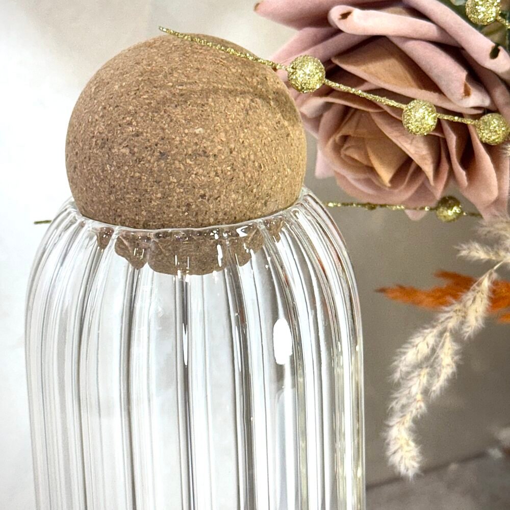 Carafe en Verre Texturé avec Bouchon Boule en Liège – Design Naturel et Présentation Élégante