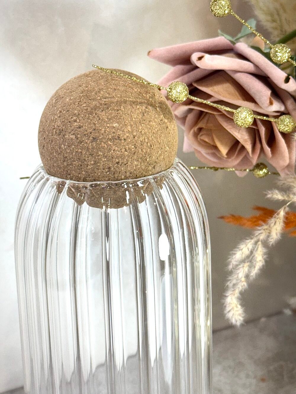 Carafe en Verre Texturé avec Bouchon Boule en Liège – Design Naturel et Présentation Élégante