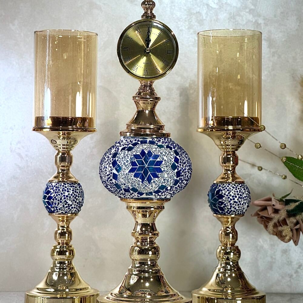 Ensemble Horloge sur Pied et 2 Bougeoirs – Doré, Bleu & Blanc, Décoration Élégante pour Intérieur Moderne